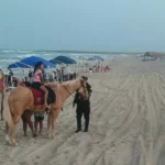 Agrupamiento Montado da seguridad y brinda atención a turistas en La Pesca