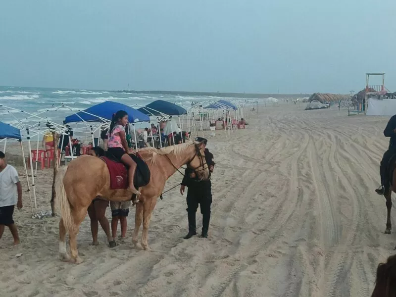 Agrupamiento Montado da seguridad y brinda atención a turistas en La Pesca