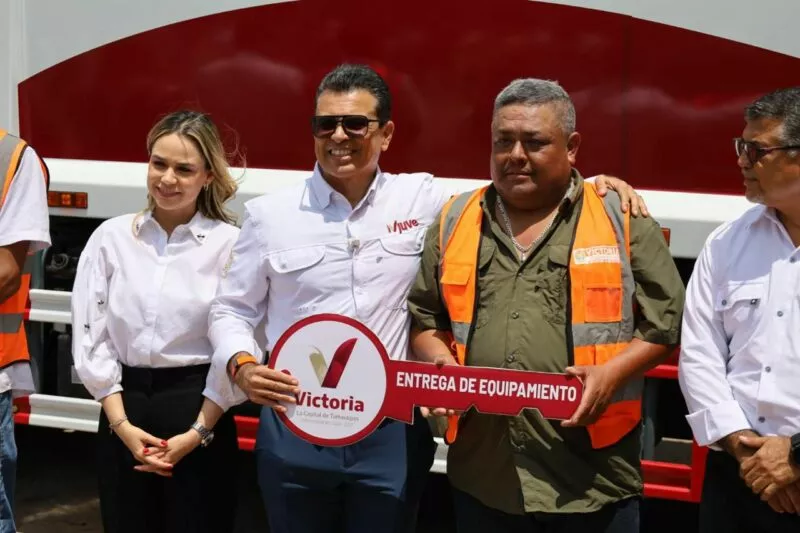 Gattás entrega unidad de recolección de basura y anuncia compra de otras