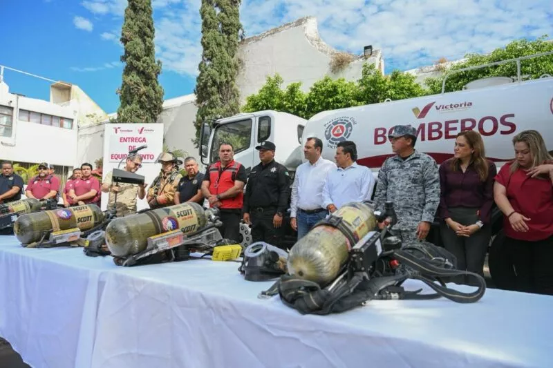 Entrega Lalo Gattás nuevo camión de bomberos y equipo a Protección Civil