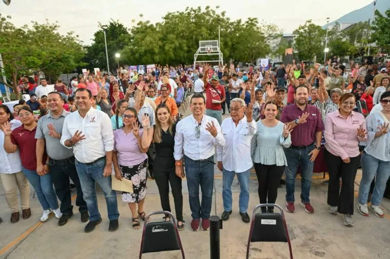 Conviven Lalo y Lucy con vecinos de Lomas de Calamaco en Día del Pueblo