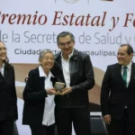 Américo entrega medallas por años de servicio; sector salud, ejemplo nacional