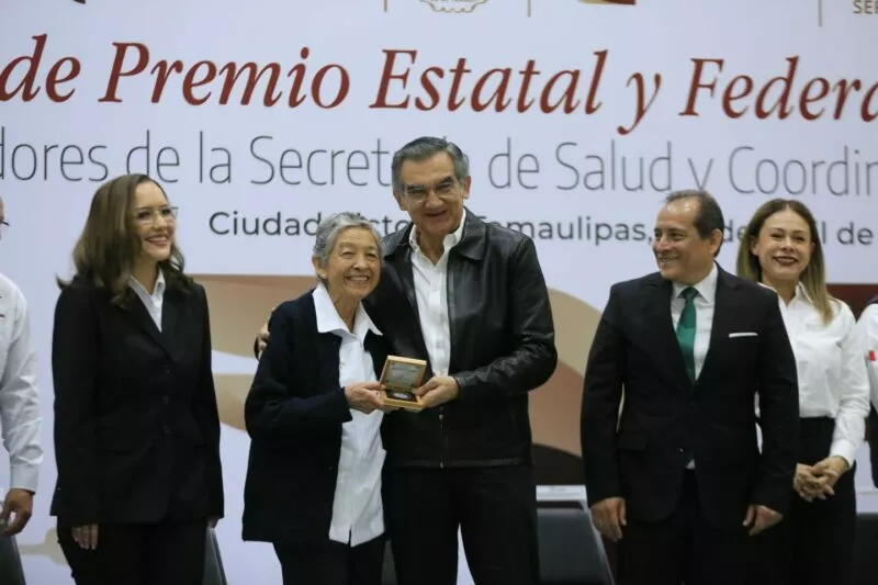 Américo entrega medallas por años de servicio; sector salud, ejemplo nacional