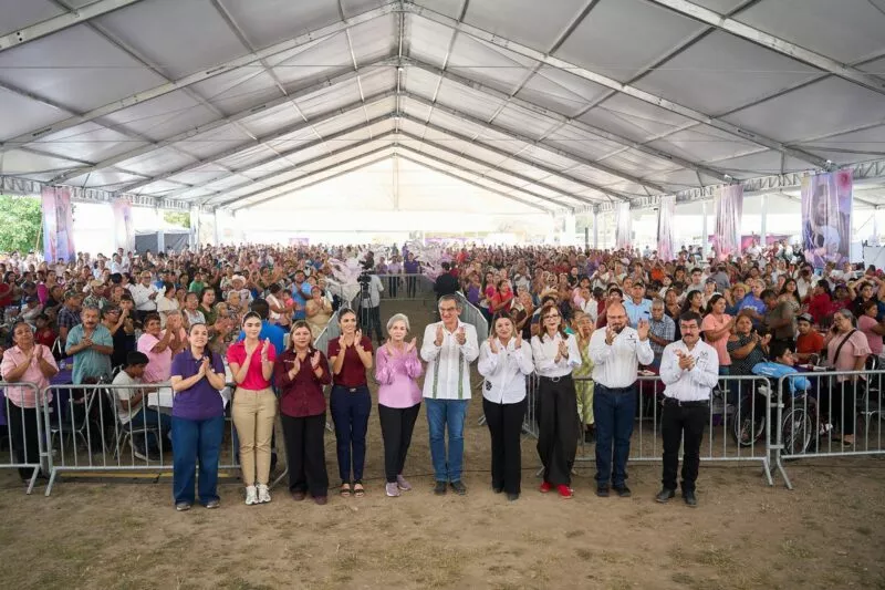 Américo y María celebran a las madres y llevan brigada de servicios a Abasolo