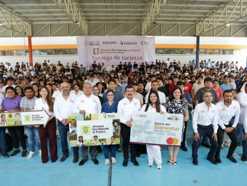 Encabeza el rector Dámaso Anaya la entrega de becas a 493 estudiantes