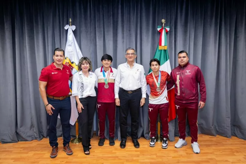 Recibe el gobernador Villarreal Anaya a históricos campeones tamaulipecos