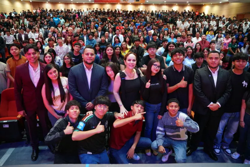 Encabeza Carmen Lilia Canturosas el Foro Juventudes ante 1,200 estudiantes
