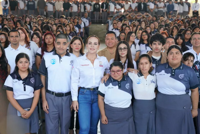 Reafirma Carmen Lilia compromiso con la educación de neolaredenses
