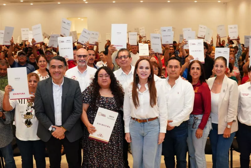 Entrega Carmen Lilia Canturosas 200 escrituras gratuitas a neolaredenses