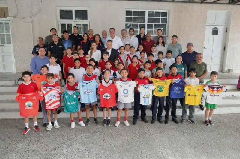 Uniforman Lucy y Lalo Gattás a las selecciones del Mundialito DIF Victoria