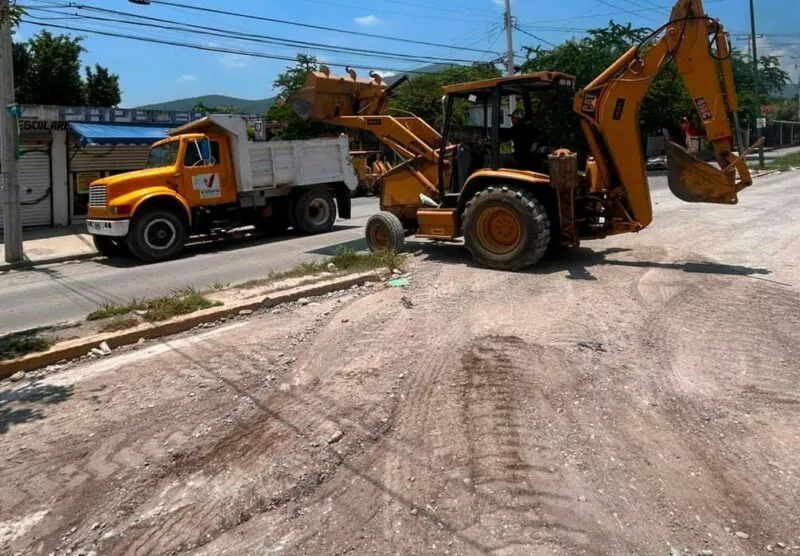 Con intenso bacheo reparan calles dañadas por las lluvias en Victoria