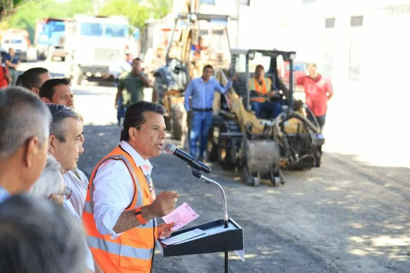 Banderazo a pavimentación de calle en el Fraccionamiento Las Misiones
