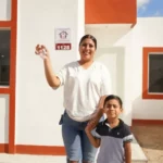 Carmen Lilia Canturosas les entrega viviendas a mujeres jefas de familia