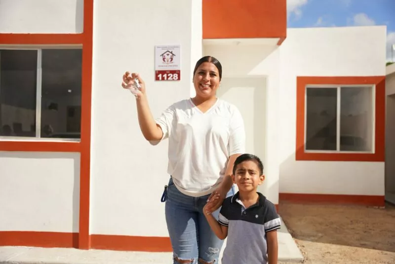 Carmen Lilia Canturosas les entrega viviendas a mujeres jefas de familia