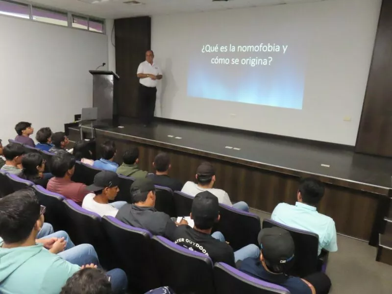 Atienden estudiantes de la UPV una conferencia sobre adicción al celular