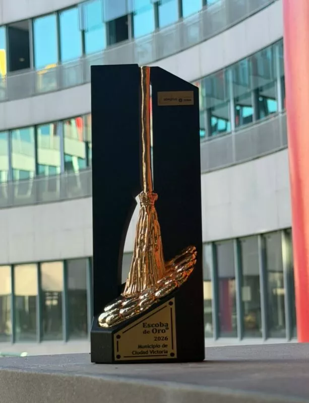 Recibe gobierno de Victoria el premio español de la ‘Escoba de Oro 2026’