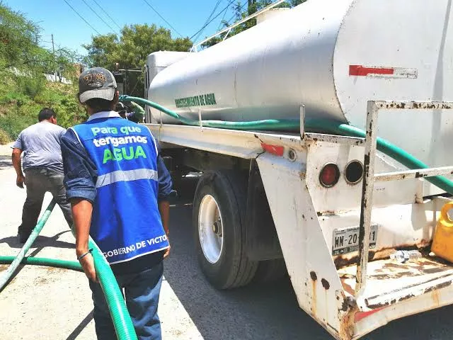 Gattás encabeza operativo emergente de abastecimiento de agua en Victoria