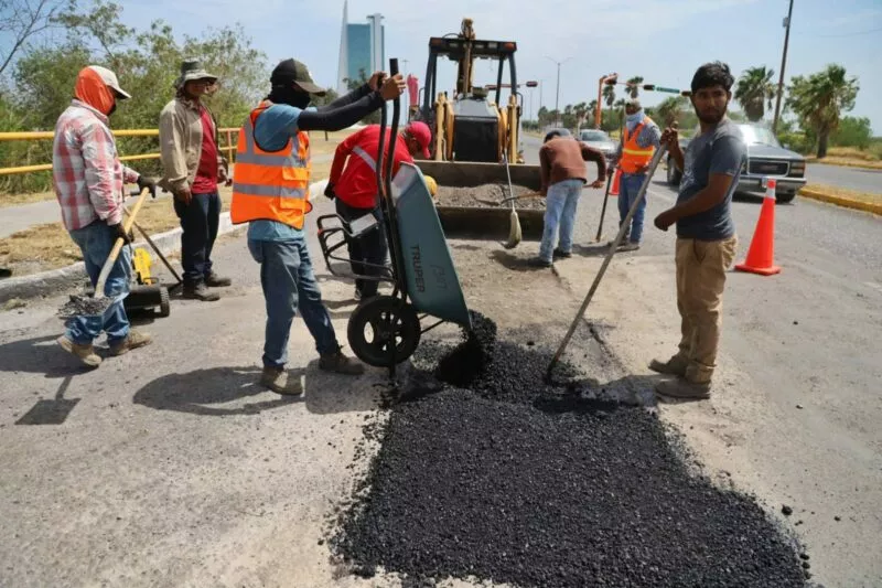 Continúa bacheo en época vacacional para mejorar arterias viales de Victoria