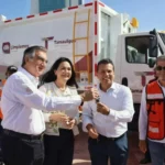 Entrega gobernador Américo nuevo camión recolector a alcalde Gattás