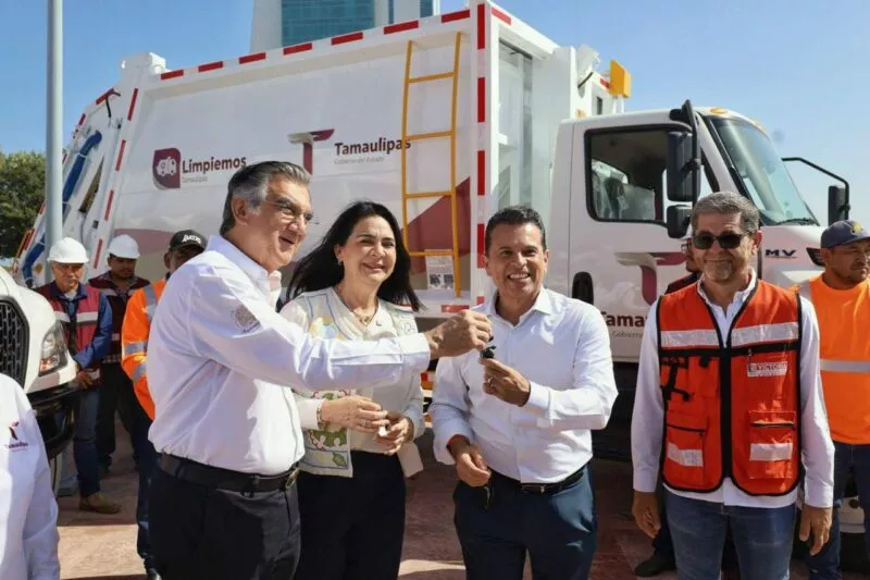 Entrega gobernador Américo nuevo camión recolector a alcalde Gattás