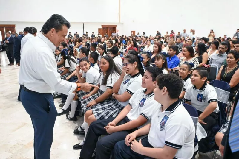 Apadrina Lalo Gattás a generación de la escuela primaria ‘Epigmenio García’