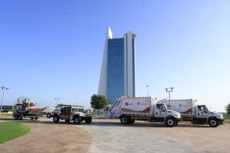 Entrega Américo Villarreal vehículos y maquinaria por 125.2 millones de pesos